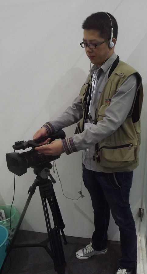 攝像師在做拍攝前的機(jī)器調(diào)整.jpg