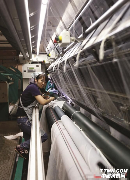 紡織機(jī)前 22.jpg